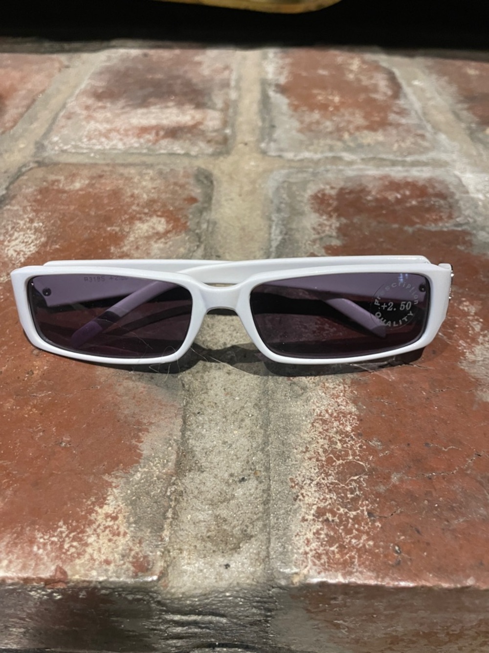2.50 white readers sunglasses
